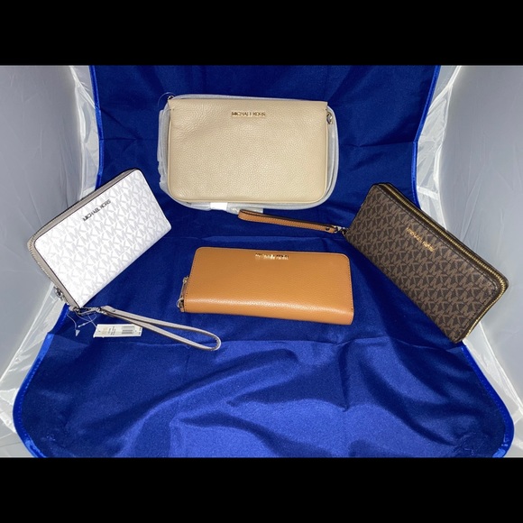 Hand To Hand - Picture 7 of 15